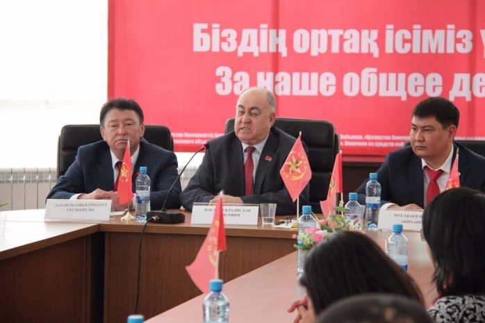 Косарев: За границу вывозим золотое сырье, а завозим – барахло