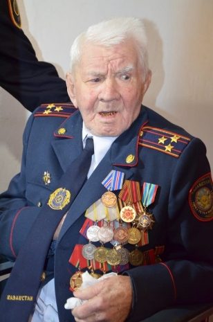 Глава полиции Алматинской области навестил героев-фронтовиков