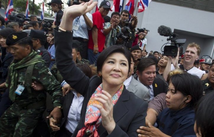 Экс-премьер Таиланда покинула страну с разрешения военных