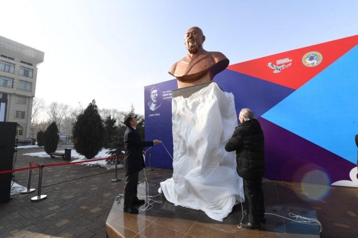 Новая скульптура в честь Абая появилась в Алматы