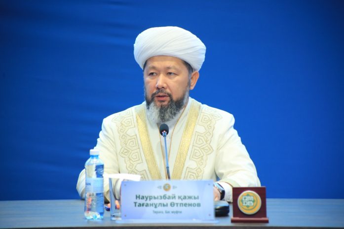 «Возомнил себя аятоллой?»: почему главу ДУМК обвиняют в политических амбициях