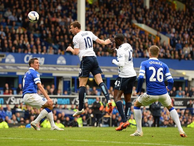 «Манчестер Сити» победил «Эвертон» и возглавил чемпионат Англии