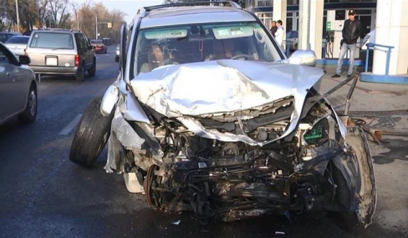 Неуправляемый «Лексус» протаранил «Тойоту» в Алматы
