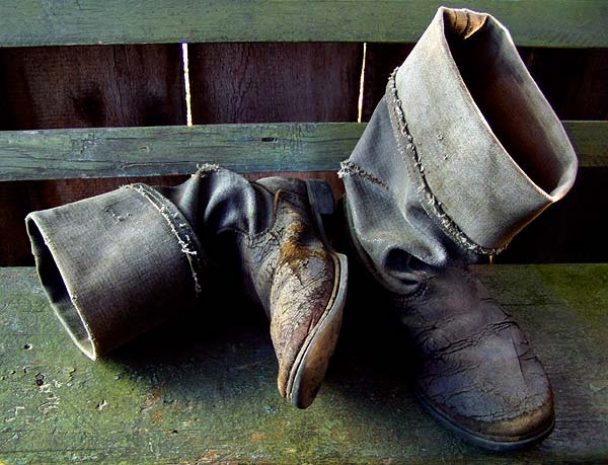 Зять, ударивший тещу резиновыми сапогами, выплатит почти 700 тысяч тенге