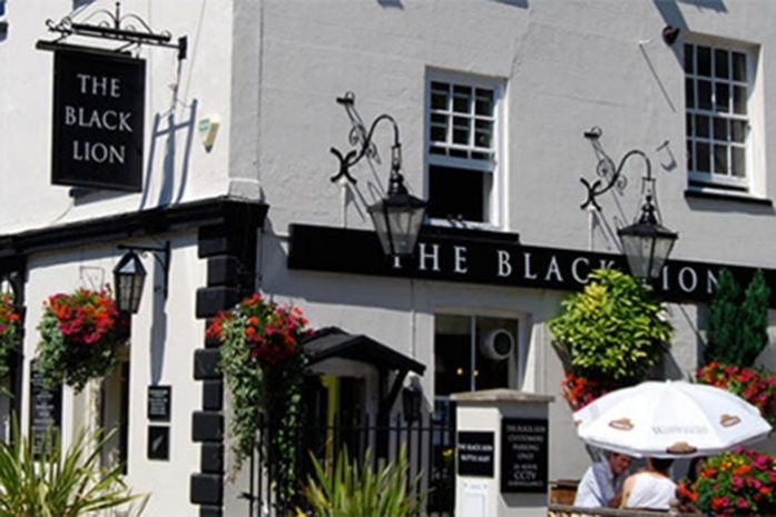 Английский паб пообещал прибивать непослушных детей к столам