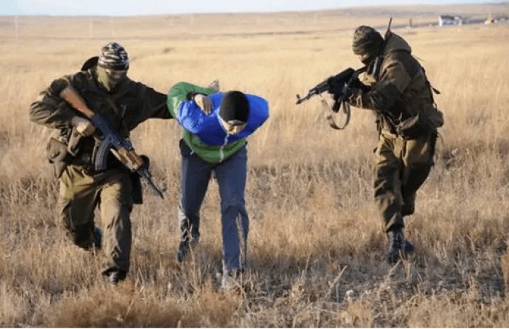 На границе с Узбекистаном задержаны двое вооруженных нарушителей