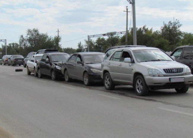 В Актобе жолполовец взмахом жезла спровоцировал 4 аварии. Фото