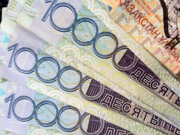 Тенге на вечерней сессии KASE немного обесценился, индекс KASE – снизился, а Нацбанк продолжает держать утренний курс валют