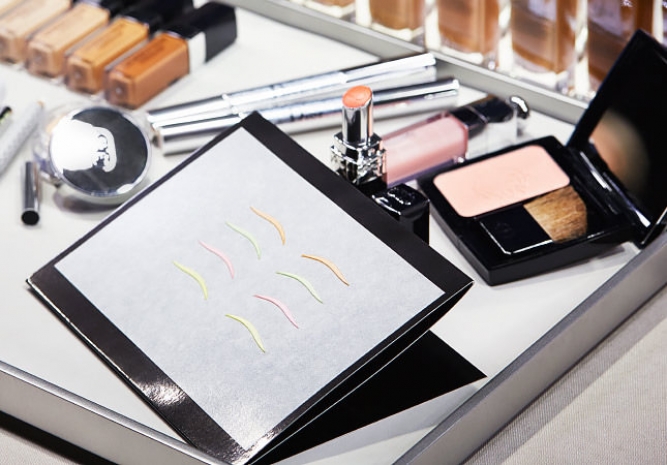 Цветные стрелки из шелка на показе коллекции Christian Dior