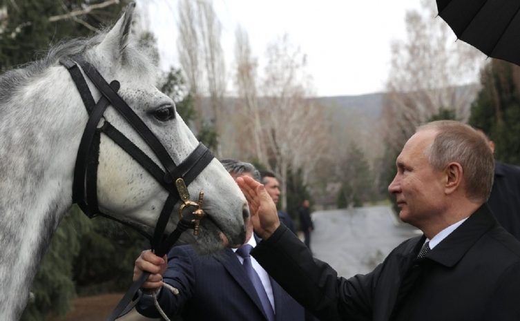 В аппарате президента Кыргызстана отказались назвать цену подарков Путину