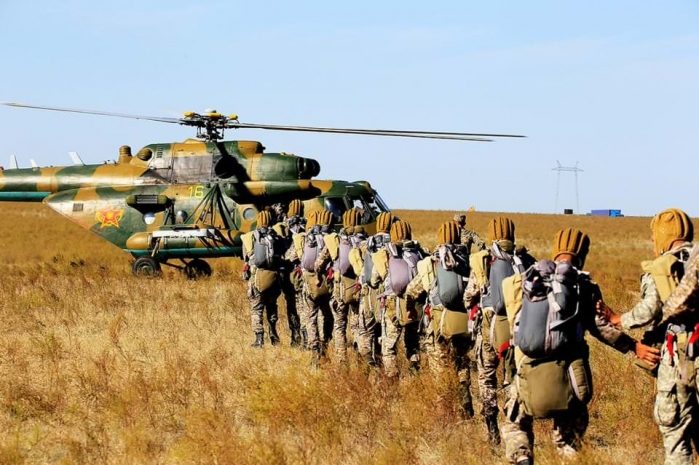 Казахстанские десантники совершили прыжки с парашютом на воду