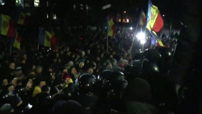 В Кишинёве начался штурм парламента