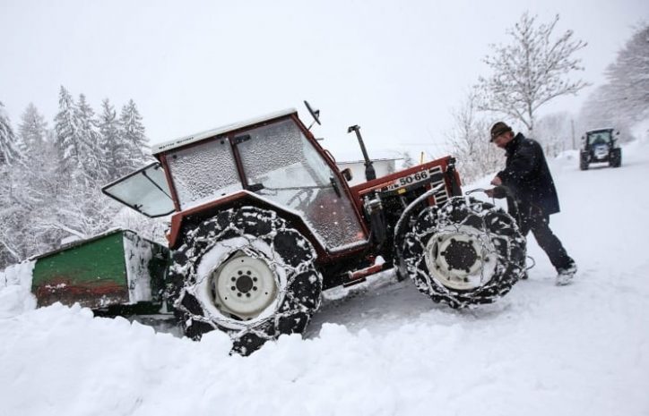 В Канаде грабитель попытался уйти от погони на тракторе