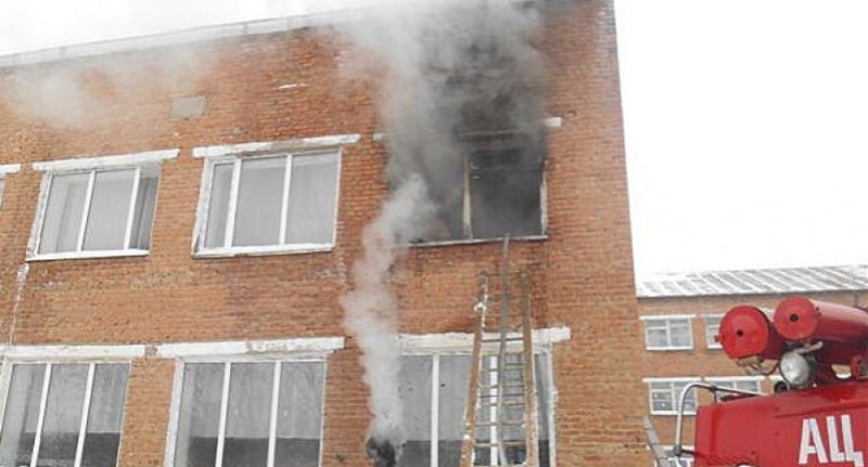 В ВКО во время занятий загорелась школа