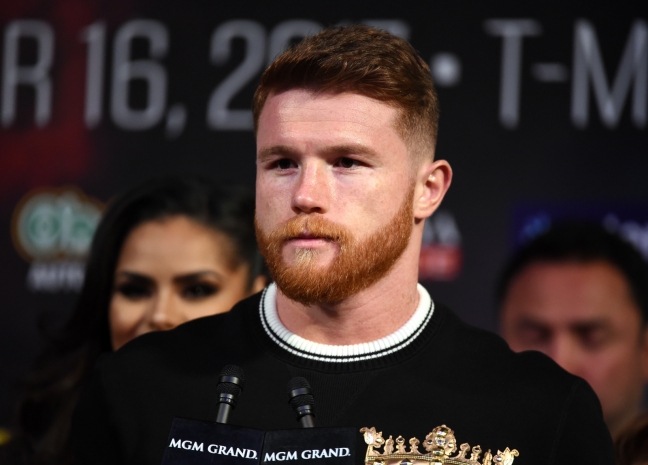 «Канело» объединил три титула чемпиона мира