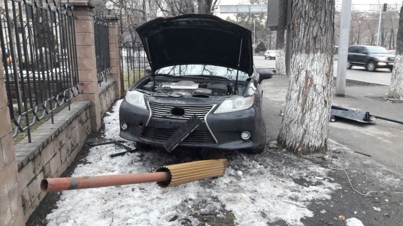 В Алматы автомобиль снес светофор. ФОТО