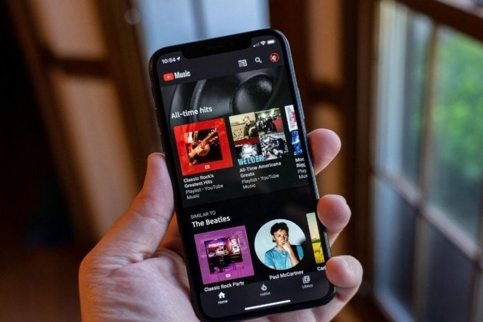 Видео с дезинформацией о вакцинах от COVID-19 будет удалять YouTube