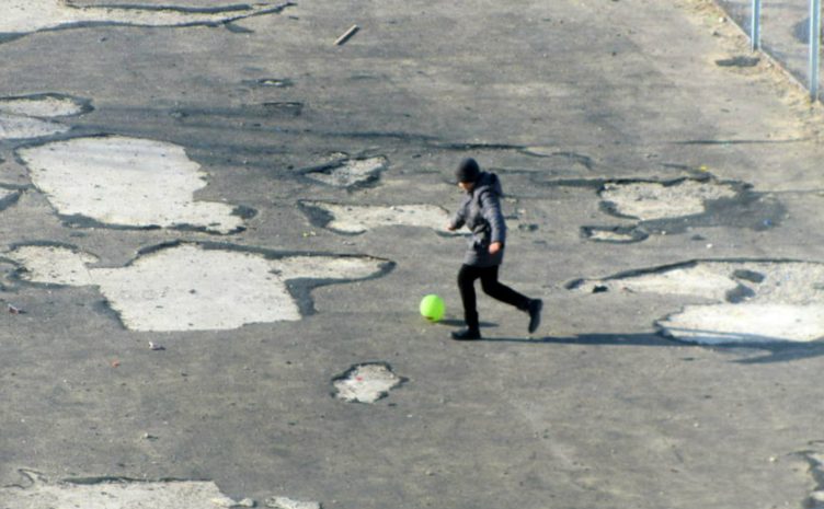 Больше года не могут отремонтировать футбольное поле в Актау