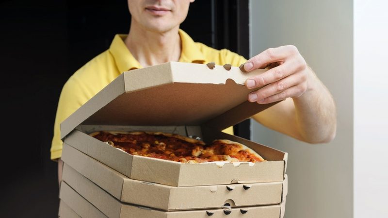 Курьер по доставке еды пытался изнасиловать клиентку в Петербурге