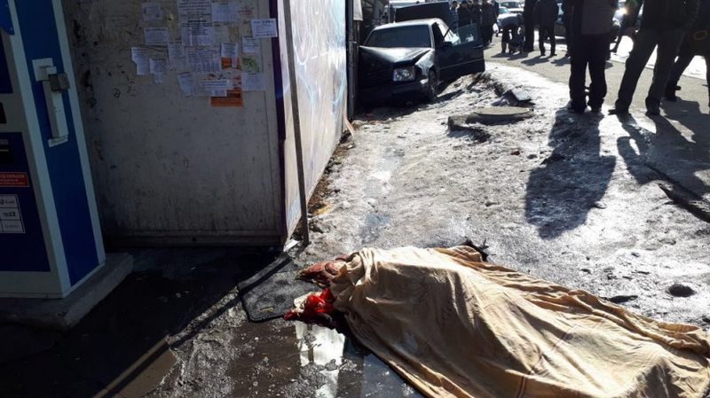 В Алматы машина сбила трех пешеходов: есть погибшая