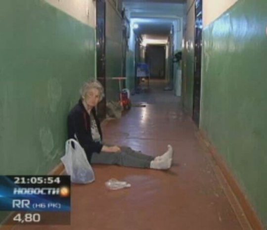 В Алматы больная женщина ночует под дверью родной дочери