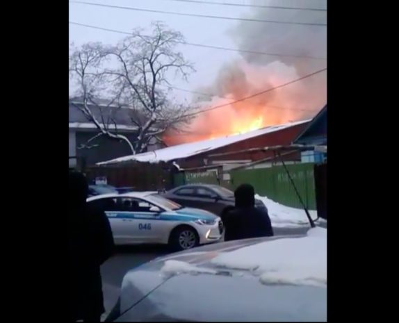 В Алматы горел дом в районе Тастака