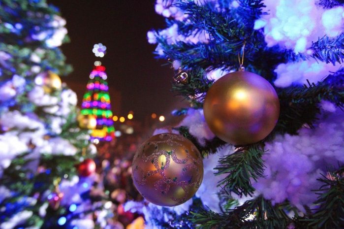 Новогодние елки зажгли во всех районах Алматы