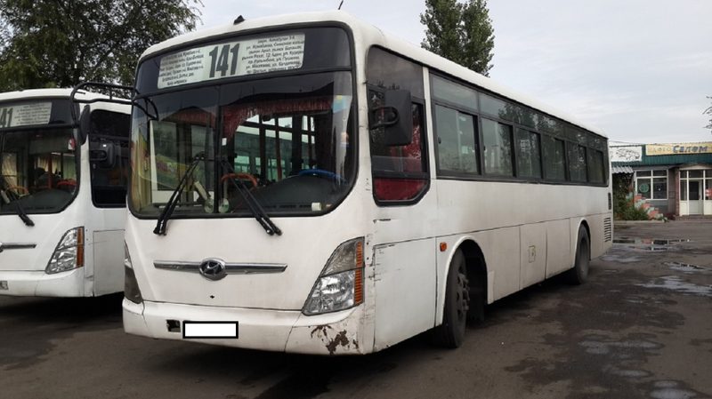 Автобус вытолкнул на обочину автомобиль пенсионера в Алматы