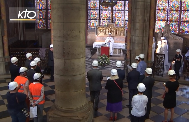 Священники в касках — первая месса после пожара прошла в Нотр-Даме