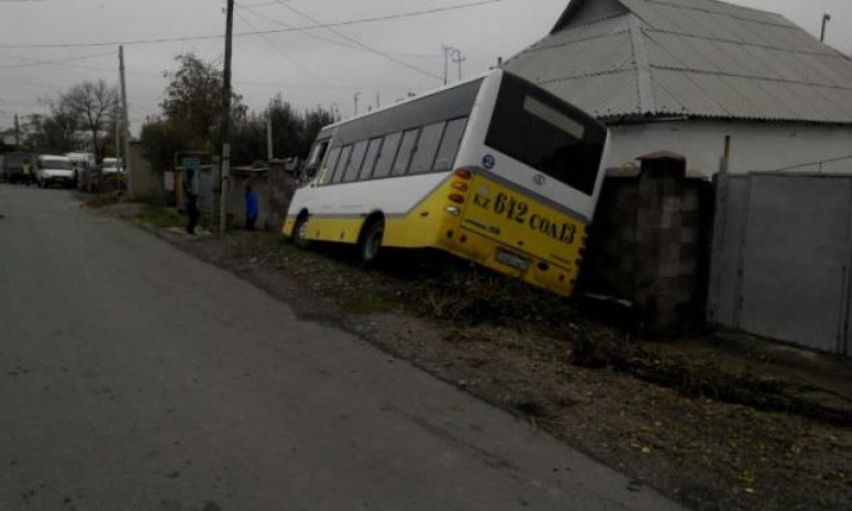 Водитель автобуса снес газорегуляторный пункт в Шымкенте