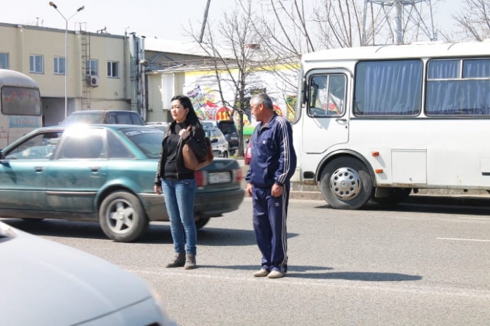 Алматинские школьники ловили пешеходов-нарушителей