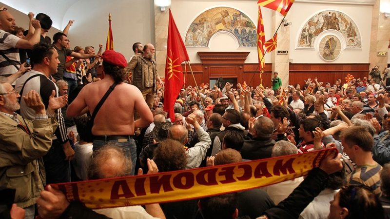 В Македонии демонстранты ворвались в парламент и избили лидера оппозиции
