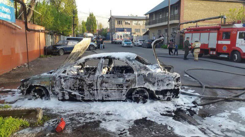Автомобиль загорелся на одном из СТО Алматы