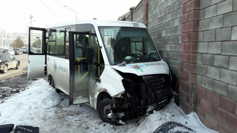 Неисправный автобус на маршруте в Алматы – семь человек в больнице
