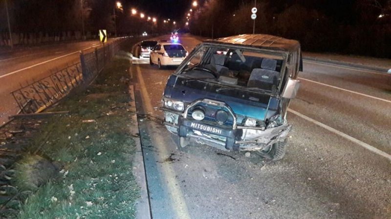 В Алматы нетрезвый водитель снес дорожный отбойник