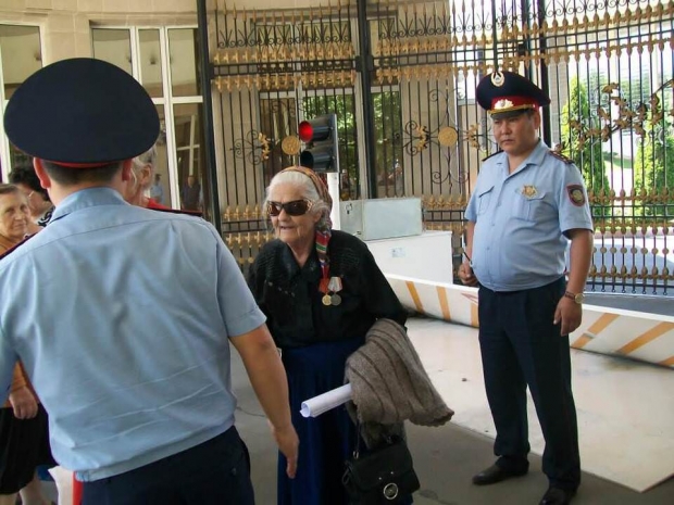 Алматинские пенсионеры пригрозили закидать чиновников камнямиЭксклюзив