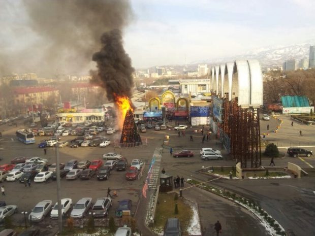 В Алматы сгорела новогодняя елкаЭксклюзив