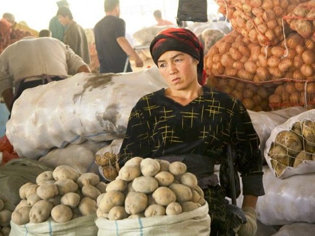 Путин хочет запретить мигрантам торговать в России