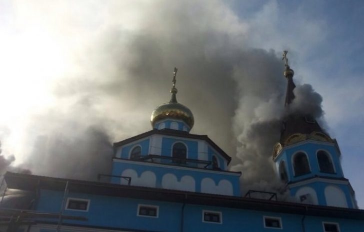 Пожар в Алматы: загорелась церковь на проспекте Аль-Фараби