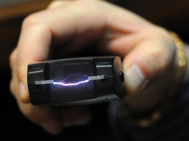 После применения электрошокера полицейскими скончался парень в Иркутске