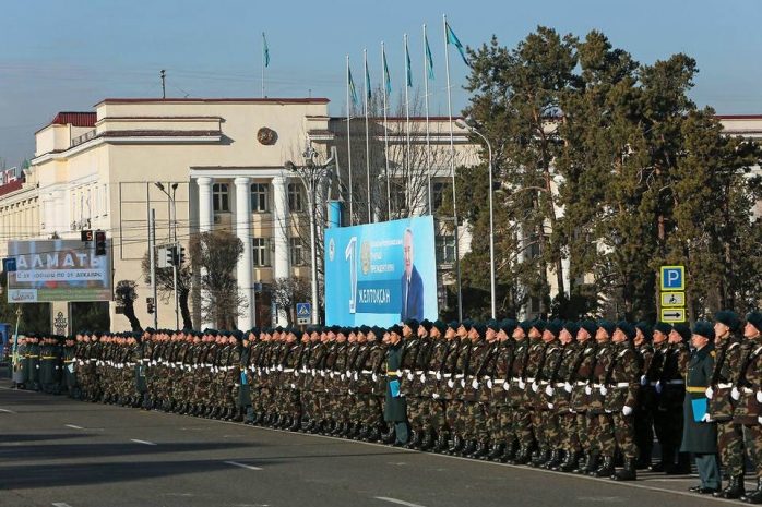 Почти 300 казахстанцев приняты в ряды государственной службы РК