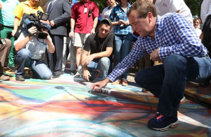 Медведев покупает одежду по Интернету