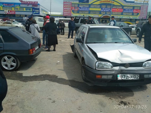 На парковке алматинского торгового центра погиб человек. ФОТО