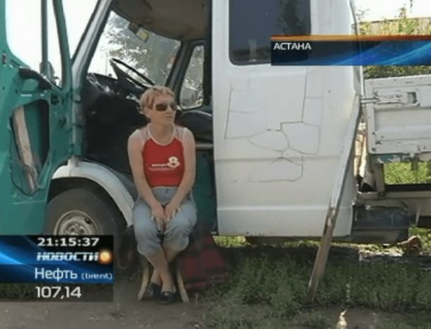 В Астане слепая женщина со своим мужем живет в ржавом автомобиле