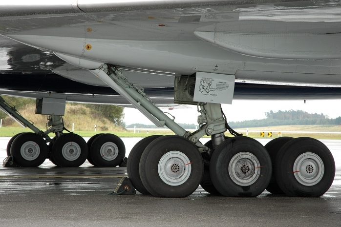 Тело ребенка обнаружили в отсеке шасси самолета в Париже