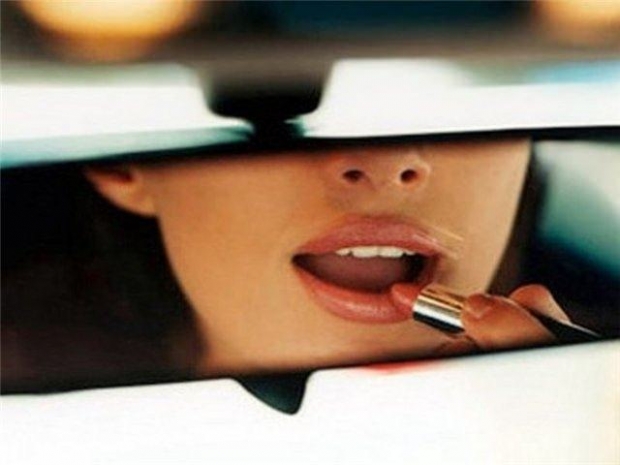 ОАЭ запретили женщинам краситься и поправлять прическу за рулем