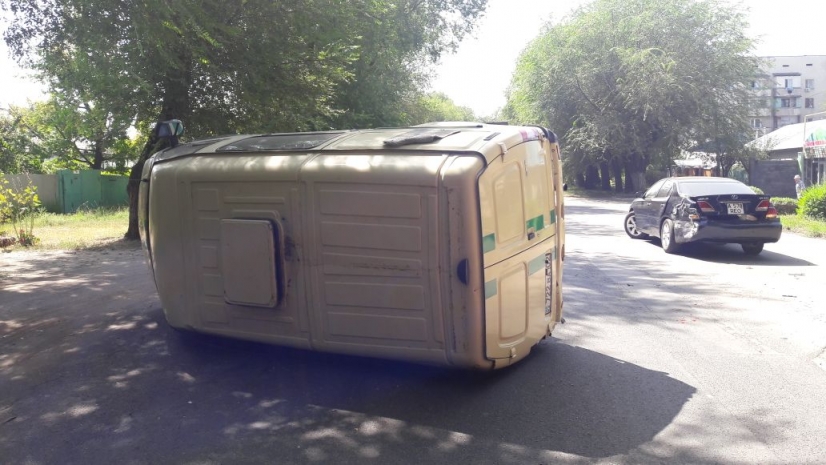 Инкассаторская машина перевернулась в Алматы