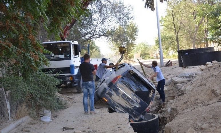 В Актау Лексус провалился в траншею