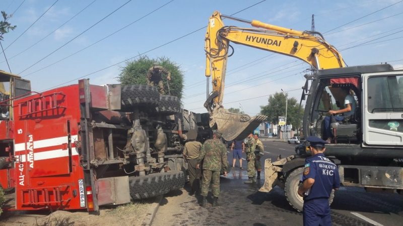 Пожарная машина перевернулась в Алматы