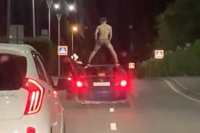 Раздетый мужчина на крыше автомобиля – хулигана наказали в Нур-Султане